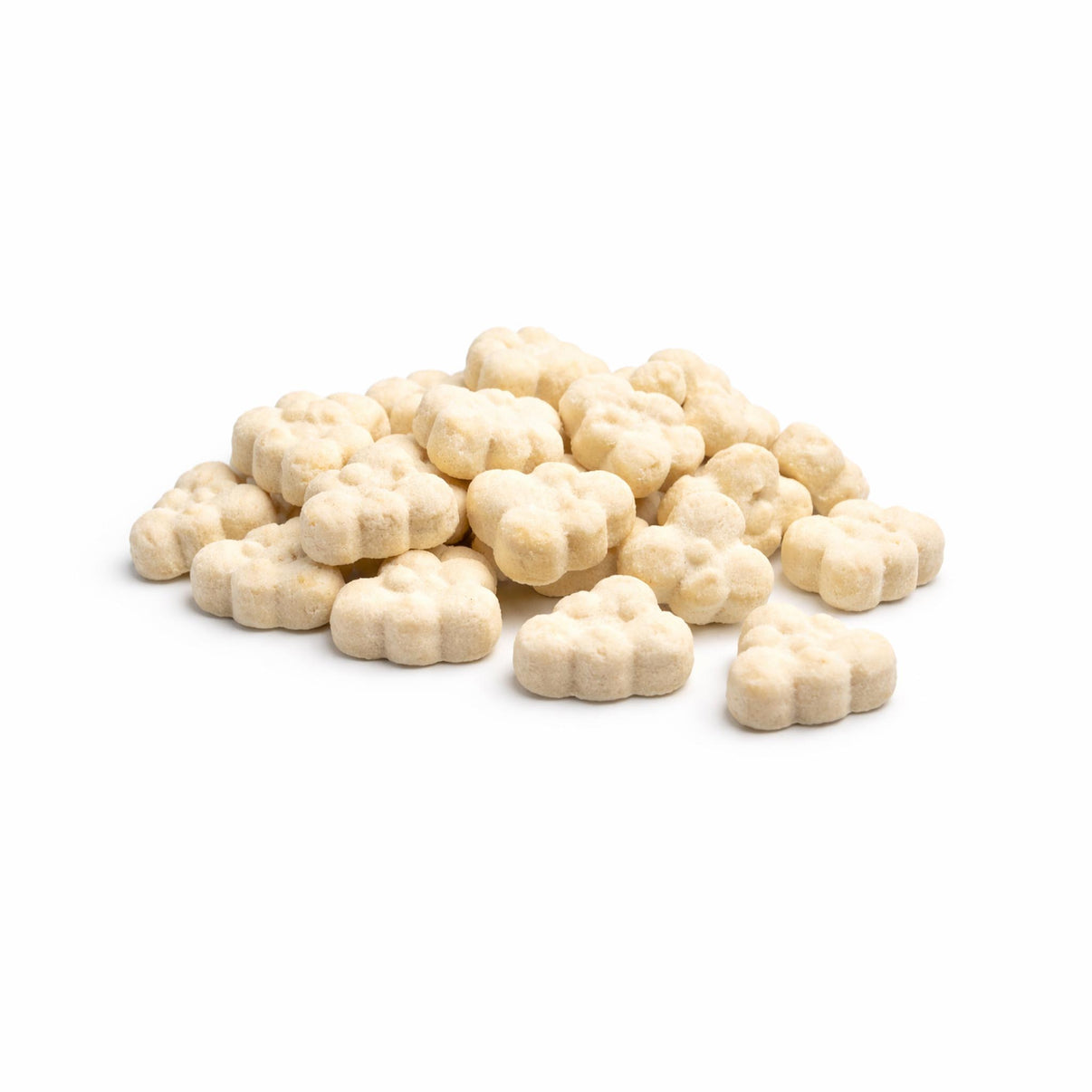 NUVOLETTE AL LATTE DI CAPRA LIOFILIZZATE in forma di nuvoletta, snack giallo chiaro e leggero su sfondo bianco.