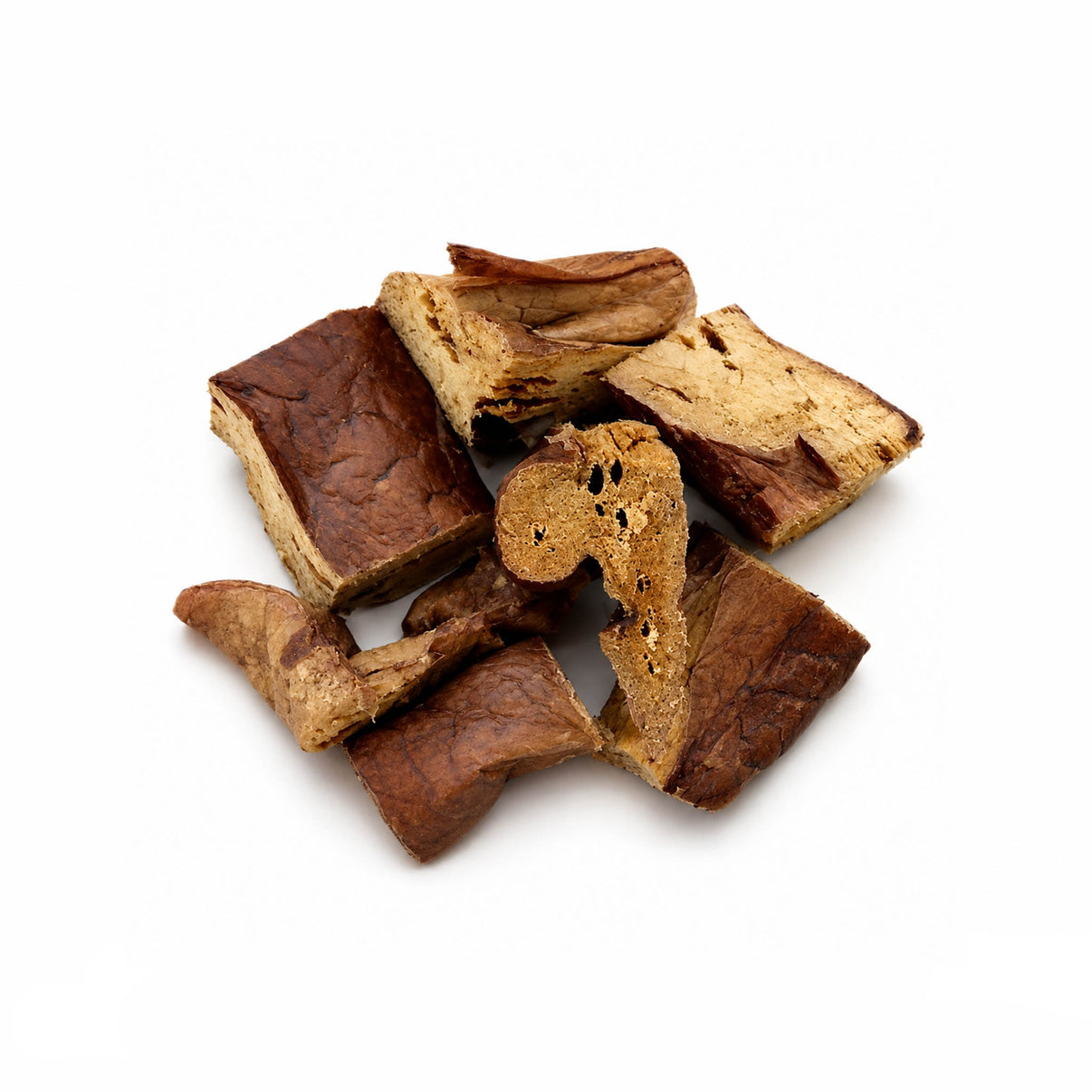POLMONE DI MANZO ESSICCATO SNACK - croccanti pezzi di polmone di manzo essiccato su sfondo bianco.